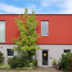 Fassadengestaltung rot grau